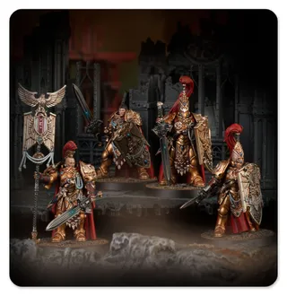 Pokazuje serię Legio Custodes, a nie konkretnie Sagittarum Guard Sodality — to samo zdjęcie reprezentuje 4 jednostki tej armii.