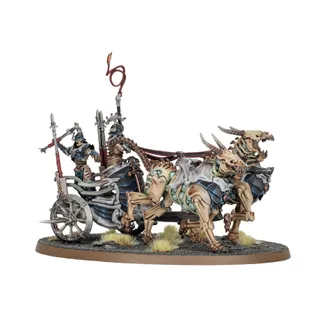 Muestra la gama Ossiarch Bonereapers y no Kavalos War Chariot en particular — la misma imagen representa a 3 unidades de este ejército.