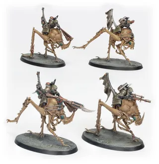 Pokazuje serię Ash Waste Nomads, a nie konkretnie Ash Waste Nomads Dustback Helamites — to samo zdjęcie reprezentuje 3 jednostki tej armii.